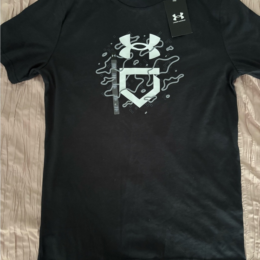 Under Armour- Loose Black Short Sleeve Tee with Graphic Design
